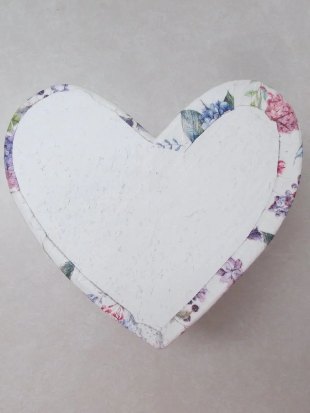 FLORAL HEART SHAPPED BOX w/ LID LAVENDER, PINK, BLUE TRINKET VICTORIAN ROMANTIC